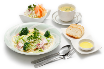 キャベツとベーコンのクリームソースパスタ